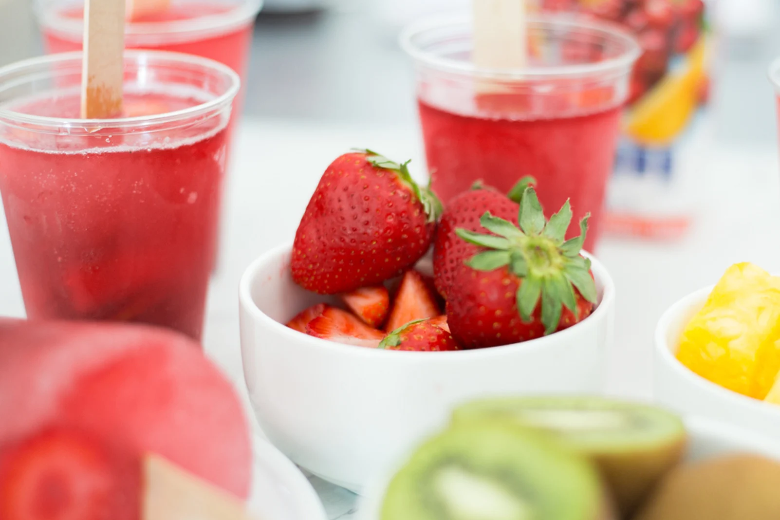 Paletas heladas de cranberry de Ocean Spray y fresa